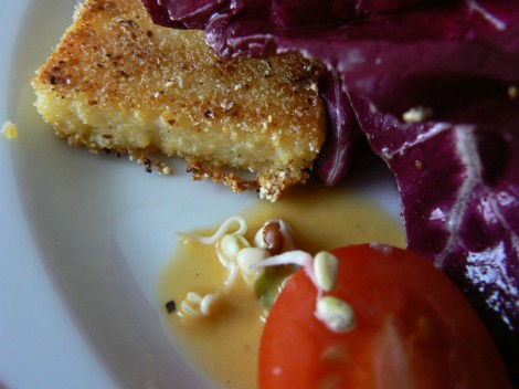 Polenta-Croutons auf Radiccio-Rucola-Salat mit Passionsfruchtvinaigrette