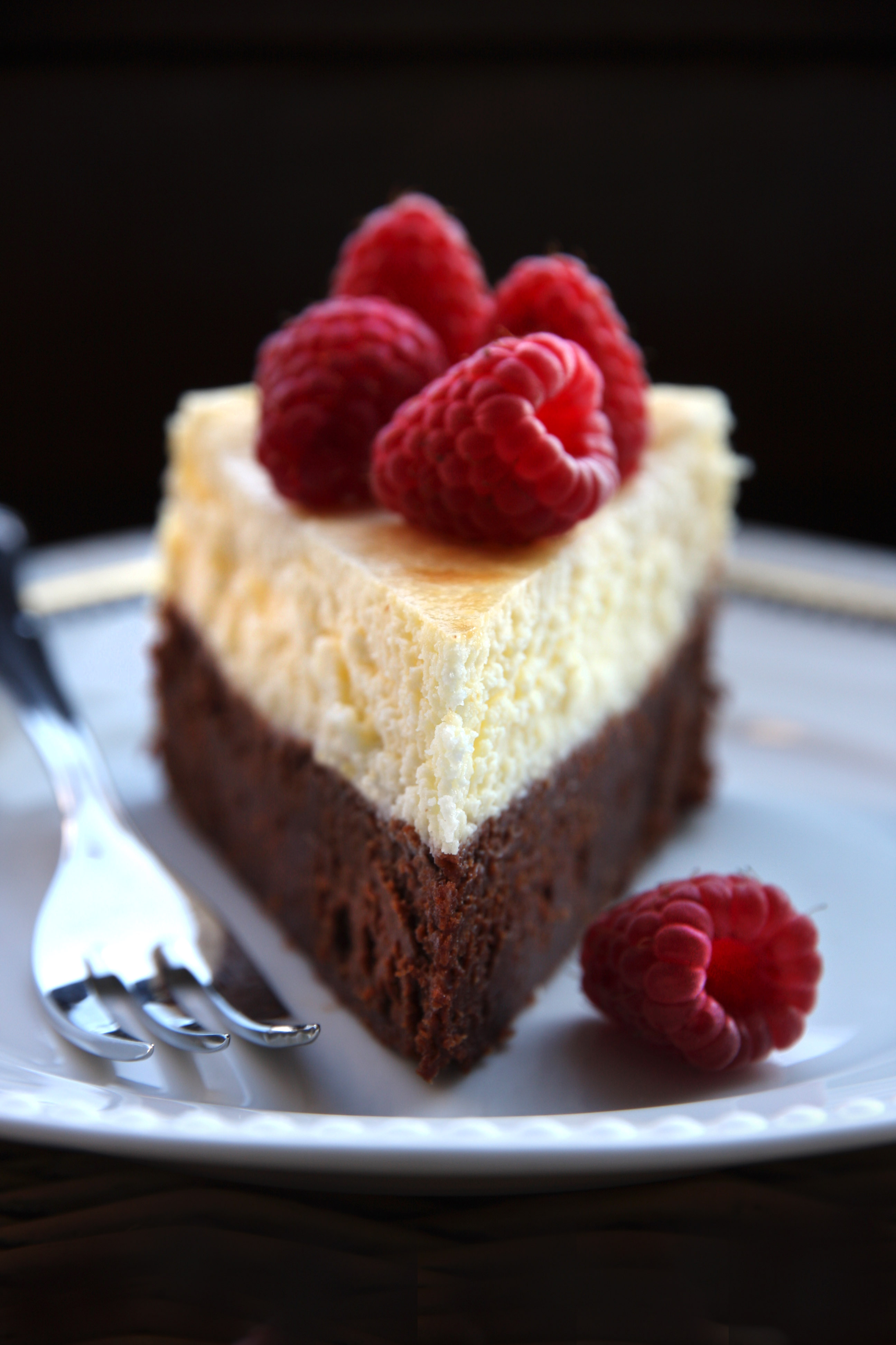 Brownie-Kuchen mit Schokoladen- und Marzipan-Topping