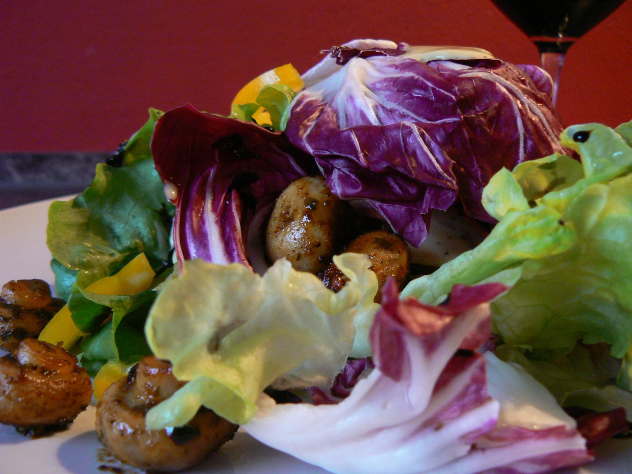 Bunter Salat mit gebratenen Sherry-Champignons | rockthekitchen!