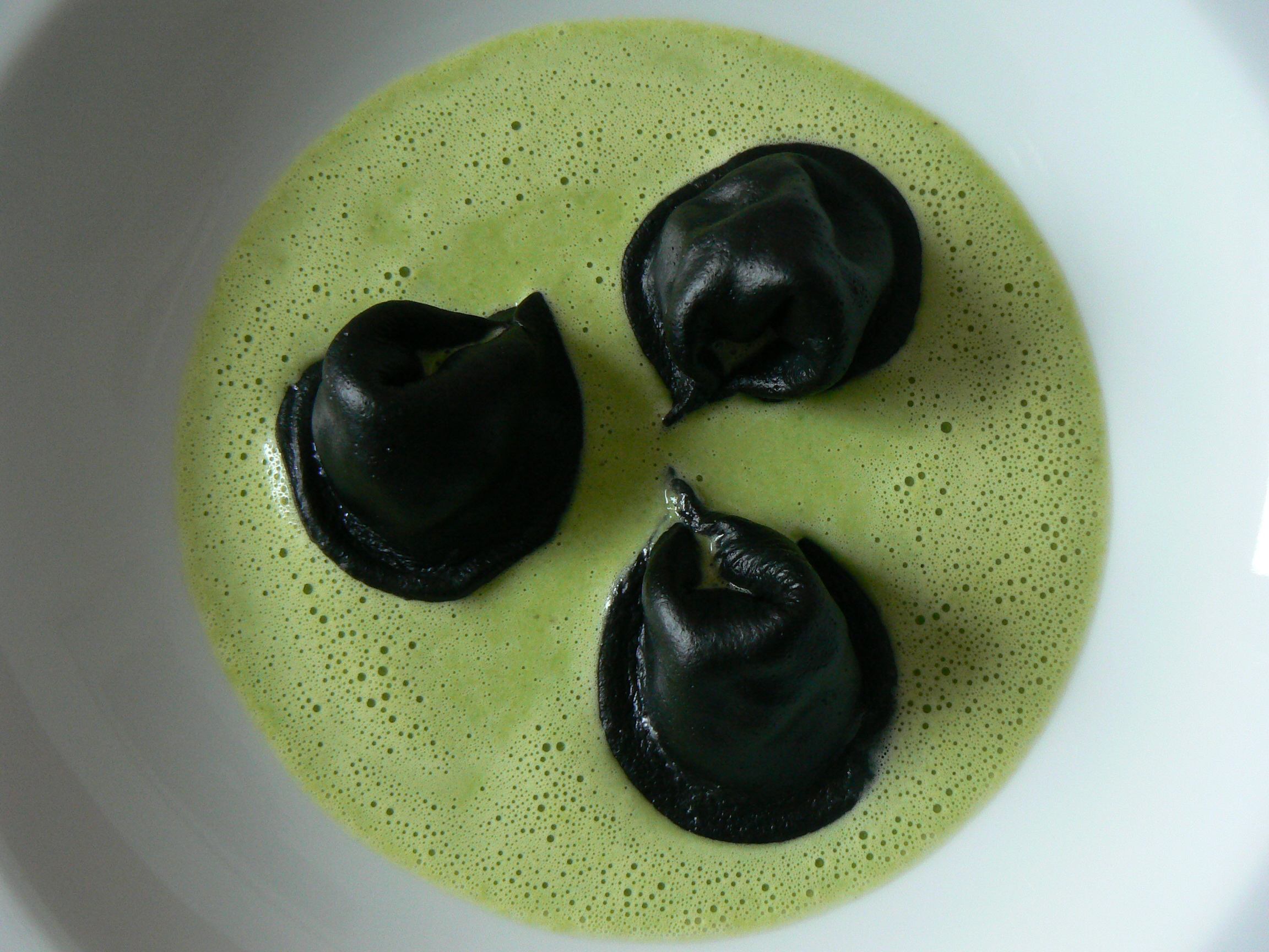 Tortelloni negra auf Spinat-Weisswein-Schaum | rockthekitchen!