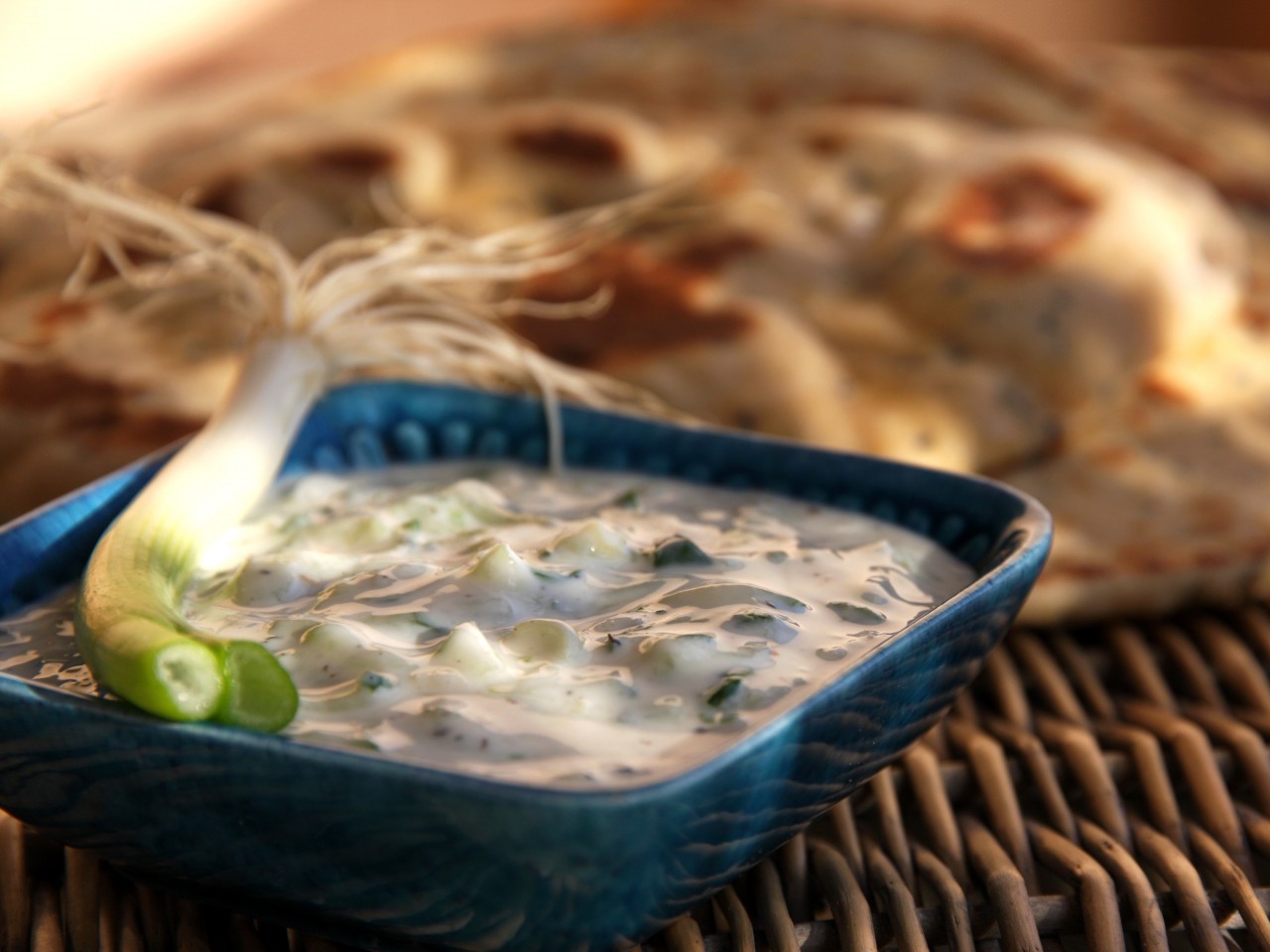 Koriander-Raita mit Naan Brot | rockthekitchen!