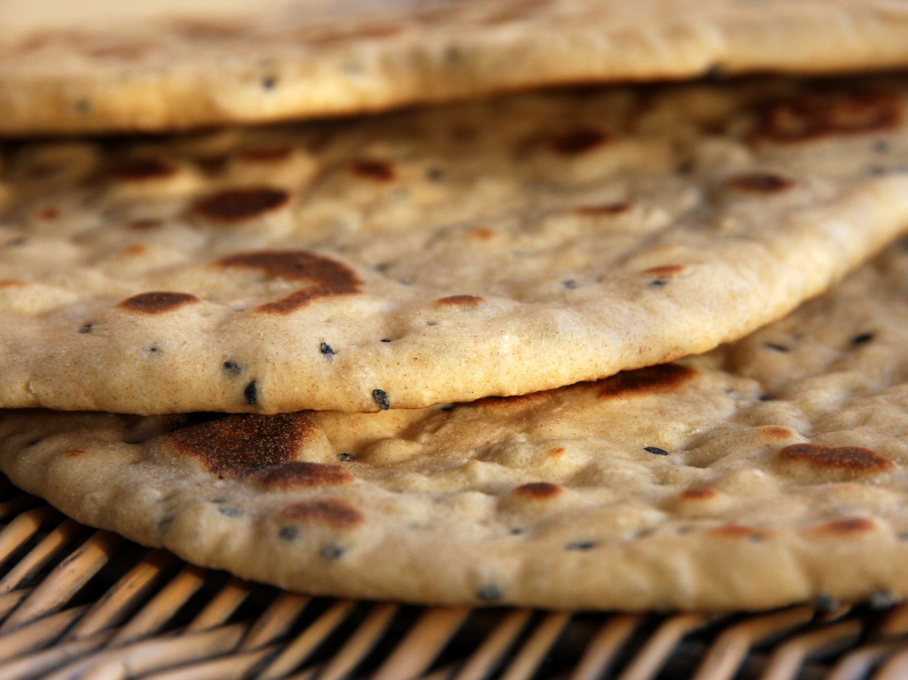 Koriander-Raita mit Naan Brot | rockthekitchen!