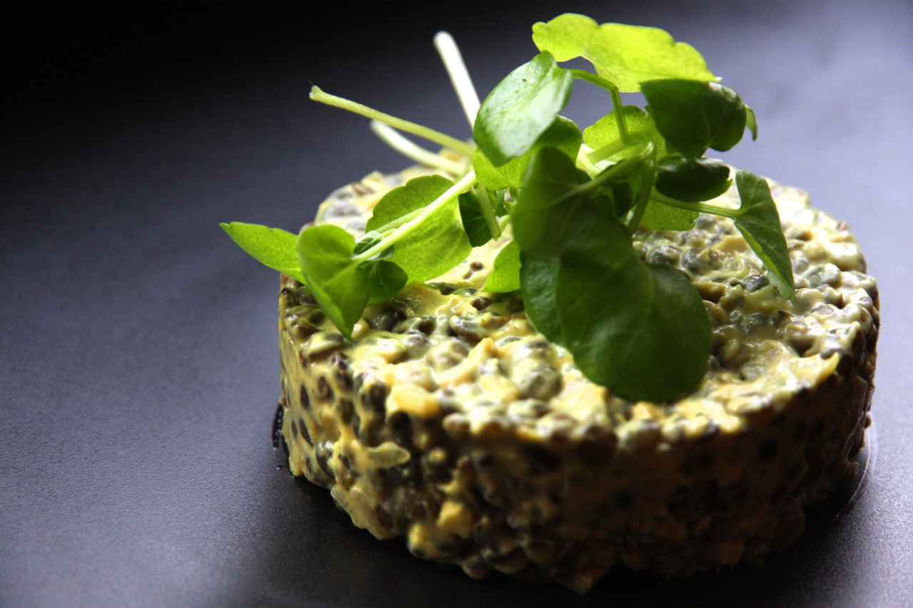 Skrei auf Ingwer-Curry-Linsen mit Vitelotten | rockthekitchen!