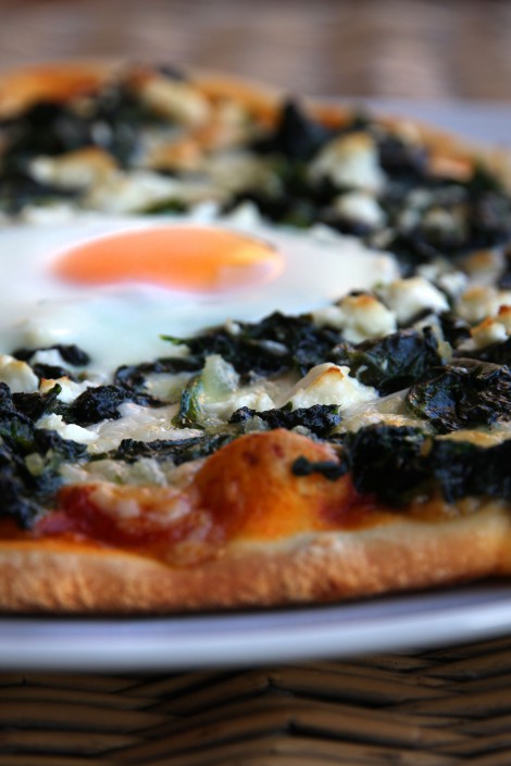 Pizza Spinaci mit Büffelmozzarella, Feta und Ei | rockthekitchen!