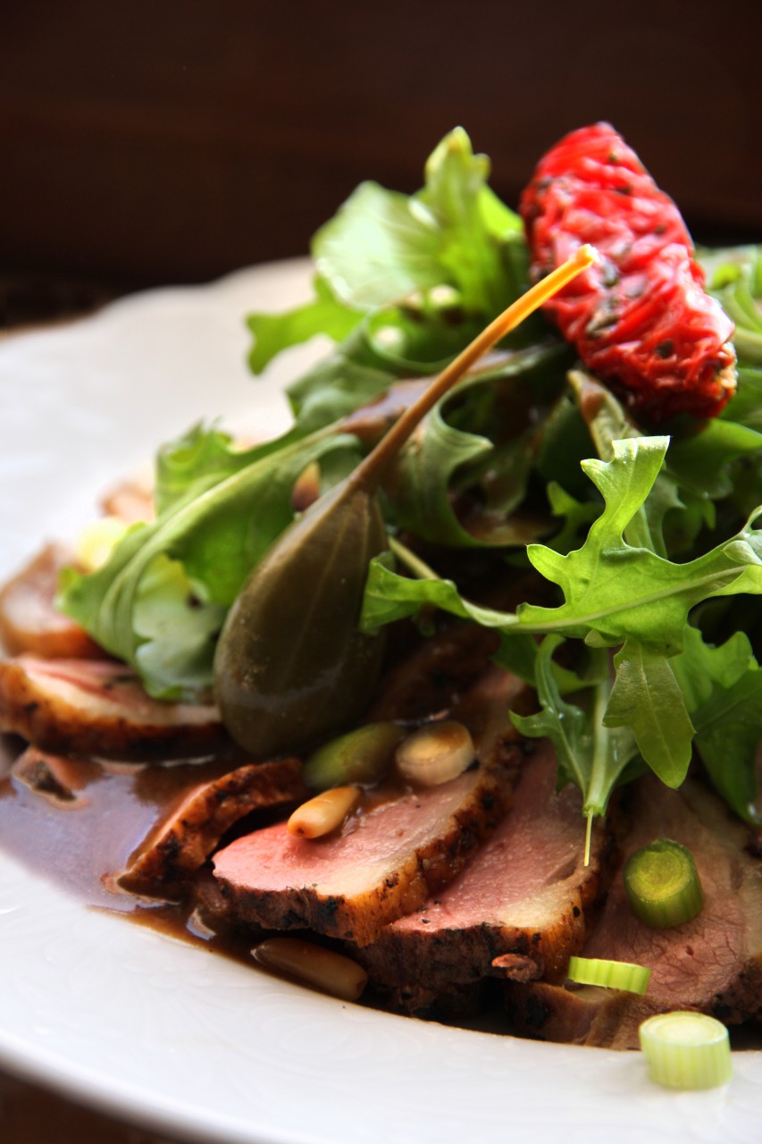 Entenbrust a la Orange mit Rucola, Kapernäpfel und Pinienkernen ...