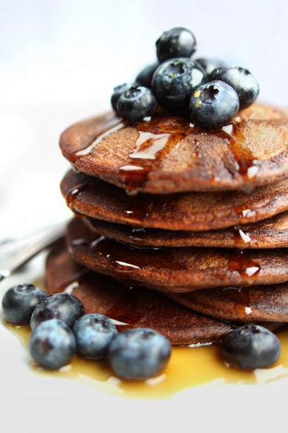 Schoko-Blaubeer-Pancakes mit Ahornsirup | rockthekitchen!