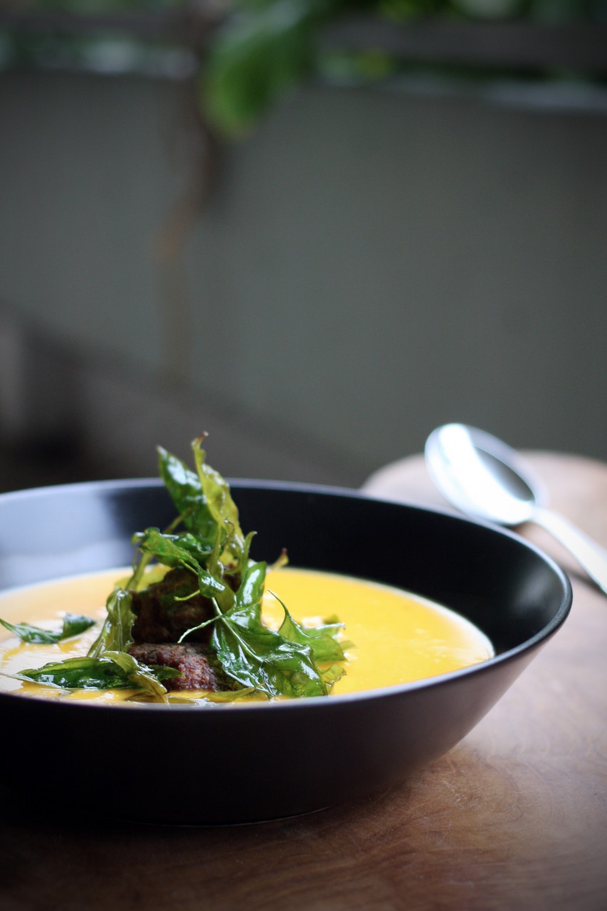 Kürbis-Kokos-Suppe mit Thaicurry-Hackbällchen und knusprigem Thai ...